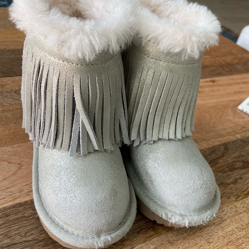 Ugg classic short kids fringe boots size 7